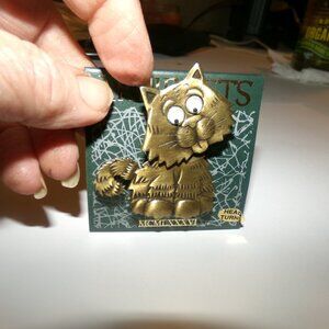 metal cat pin with movable head & eyes.